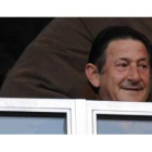 El presidente de la Cultural Carlos Emperador en el palco del estadio Reino de León.