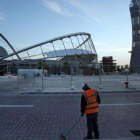 Un trabajador limpia uno de los accesos al complejo deportivo Khalifa, en Doha (Catar), en enero del 2011.
