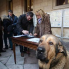 Carrasco y el propietario de la colección filatélica canina estrenan el matasellos ante un ejemplar