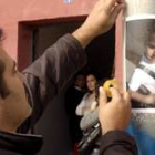 Familiares y amigos colocaron ayer carteles con sus nombres