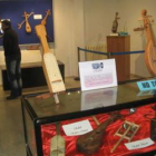 Parte de la exposición de rabeles que acoge La Robla.