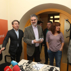 Samuel Folgueral, Fernando Álvarez, Macías y Cristina López Voces, en el despacho de USE.