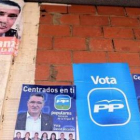 Carteles electorales de David Fernández en 2007 junto a los de la actual candidatura del PP.