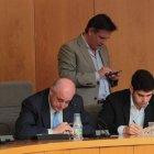 Francisco Herrero, de pie, junto al alcalde, y Fernando Vélez.