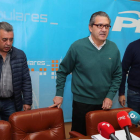 El portavoz del PP, Adolfo Canedo, arropado por consejeros comarcales populares. L. DE LA MATA