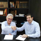 El alcalde de Vega y el representante de la empresa Get brit!. DL