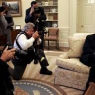El vicepresidente Dick Cheney posa ante los fotógrafos en el Despacho Oval