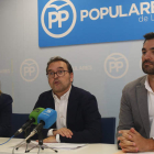 Los procuradores del PP, Beatriz Coelho, Ricardo Gavilanes y David Fernández. FERNANDO OTERO