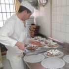 Hojaldre, trucha y esmero, así se hace la tarta de trucha en la pastelería Nicanores de Boñar.