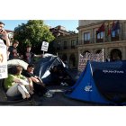 Los aspirantes a bombero en la acamapa que realizan ante el Ayuntamiento.