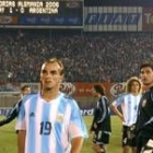 Cambiasso, de la selección argentina, deja el estadio tras el partido