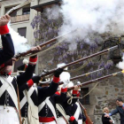 Soldados de época napoleónica ofrecieron una exhibición de tiro en el casco antiguo.