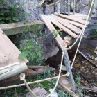 El puente que une el Faedo con Valporquero está siendo reparado por lols vecinos.
