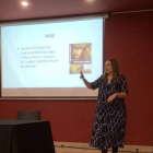 Adriana Suárez, durante la charla que ayer inauguró la Semana de la Ciencia en Astorga. dl