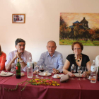 Olano, entre el alcalde, Merayo, y Ángeles Fernández.