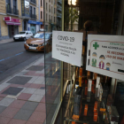 Carteles sobre el coronavirus en una farmacia del centro de León. F. Otero Perandones.