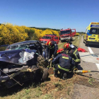 Los bomberos liberan al herido en el siniestro. DL