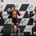 Oliveira en lo alto del podio de la categoría de MotoGP. WEDA