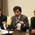 Martínez Barazón, González (mostrando las facturas) y Rodrigo, también estaba Velasco.