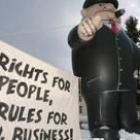 «Derechos humanos y reglas para los negocios», lema de este hombre globo en una protesta en Davos