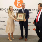 Joaquín Ramírez recoge el premio de manos de María Díez Revilla. RAMIRO