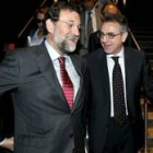 Mariano Rajoy conversa con Miguel Sanz a su llegada a Pamplona