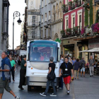 Un autobús sin conductor circula por la calle Ancha