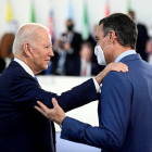 El presidente del Gobierno, Pedro Sánchez (d), conversa con el presidente de los Estados Unidos, Joe Biden, durante la sesión plenaria de la cumbre de líderes del G20 que se celebra este fin de semana en Roma. RICCARDO ANTIMIANI