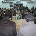 Los vecinos llenaron el salón de actos de la casa del pueblo en la asamblea de ayer