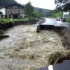 El agua ha arrasado parte de una carretera en la localidad vizcaína de Bakio