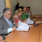 Isabel Carrasco firma uno de los convenios, ayer, en la Diputación