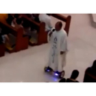 El cura desconocido demostrando sus habilidades encima del 'Hoverboard'.