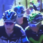 Una captura del momento en que Froome agrede a un aficionado colombiano.