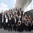 Miembros de la Orquesta Sinfónica de Castilla y León, en el exterior del Centro Miguel Delibes.