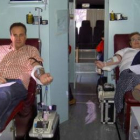 Dos personas donan sangre en una de las unidades móviles.