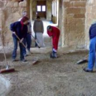 Miembros de Promonumenta limpiando el monasterio de Sandoval