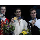 Javier Fernández, en el centro, con su medalla de oro. ZENKOVICH