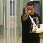 Imagen del líder de Seguridad Social con el brazo escayolado.