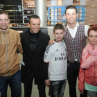 David Pawlaczyk con su familia junto a Cristinao Ronaldo, el pasado día 2 en el Bernabéu.