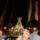 La Bañeza arropa la llegada de la Virgen del Castro, que lo hace rodeada de los pendoneros y las enseñas.