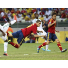Fernando Torres remata de cabeza para conseguir el segundo gol ante la selección africana de Nigeria.
