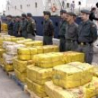 Miembros de la Guardia Civil posan junto a los fardos de cocaína incautada