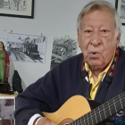 Javier Rodríguez Sotuela todavía toca la guitarra y quiere seguir dando recitales. DL