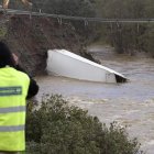 Imagen del camión que se vino abajo con el puente, en Fuencaliente.