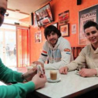 Cabanas, primero de la derecha, en la cafetería de la Universidad, junto a dos de sus compañeros.