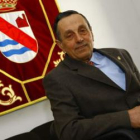 Marcelo Fernández Olmo, con un tapiz que reproduce el escudo del municipio que dirige desde 1979