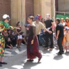 Un grupo de alumnos representaron en la calle «Pantomimas Blancas» frente al Teatro Pérez Alonso