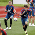 Iago Aspas y Álvaro Odriozola, durante un entrenamiento con la selección española. JAVIER LIZÓN