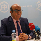 El portavoz popular en la Diputación, Francisco Castañón, ayer en rueda de prensa. MIGUEL F.B.