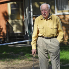 Michael Karkoc, en el jardin de su casa en Minneapolis (Minnesota), en mayo del 2014.